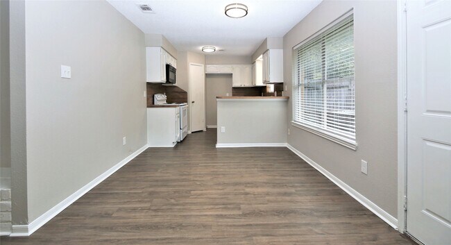 Building Photo - 7814 Barnhill Dr