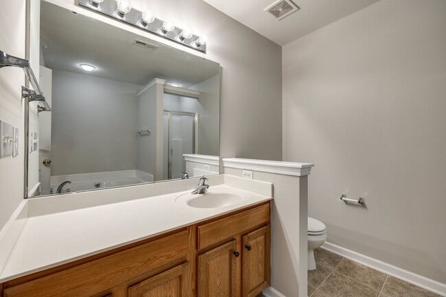 Building Photo - Location, Location, Location! 3 Bedroom 2....