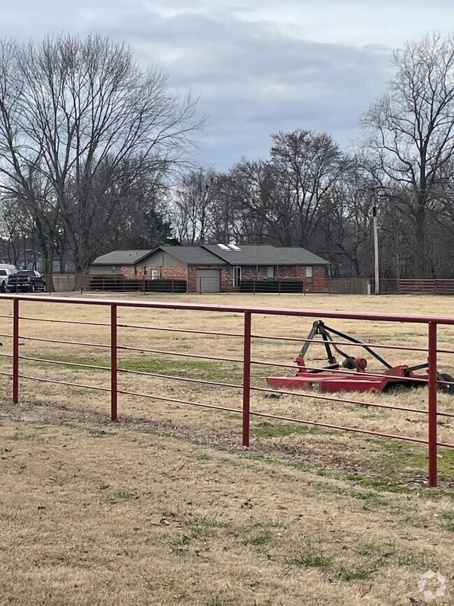 Building Photo - 3 bedroom 2 bath in Rogers, private road, ...