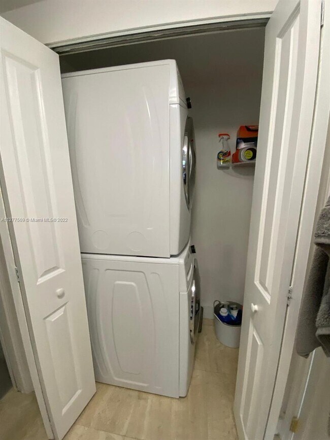 Building Photo - 251 Crandon Blvd