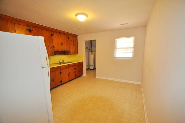 Building Photo - 2 Bedroom 1 Bath Duplex located in Hampton