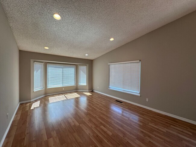 Building Photo - THIS is YOUR home, stunning 4/2 w/ AC, near Foothills