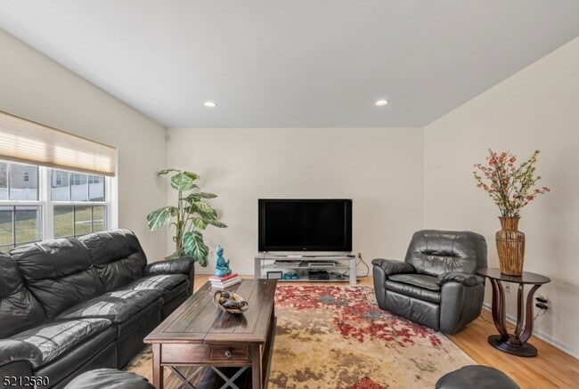 Building Photo - 706 Skyline Dr