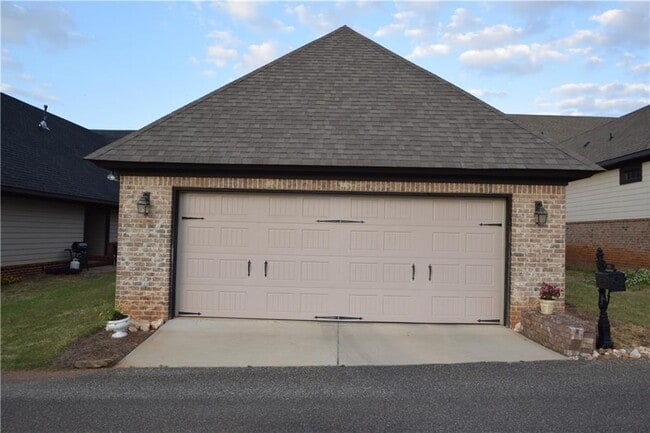 Building Photo - 983 Starr Ct