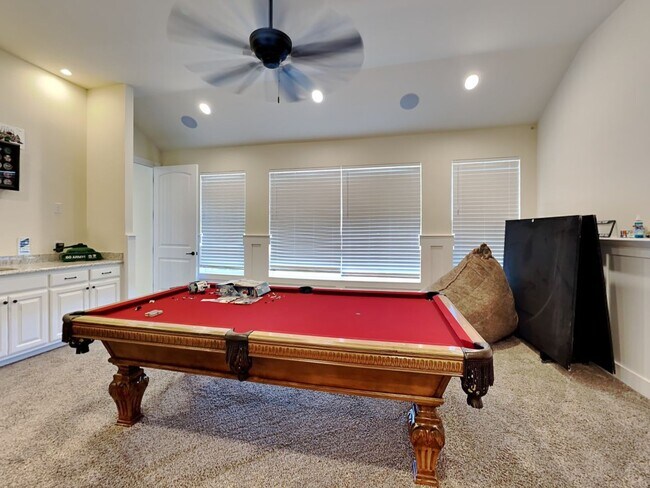 Building Photo - Experience Resort-Style Living in the Prestigious Gated Community of Bella Flora.