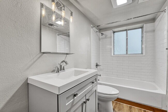 Building Photo - $2,495 - 3 Bed, 2 Bath Home in Aurora with...