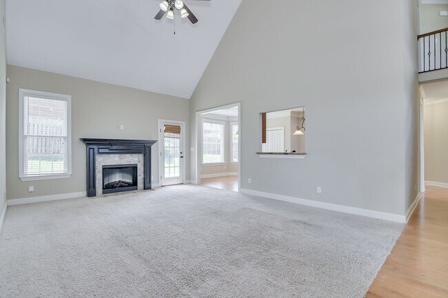 Building Photo - 6 Bedroom House in Evans
