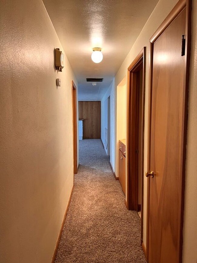 Building Photo - 3Bd/2Ba Single Story House - Available To ...
