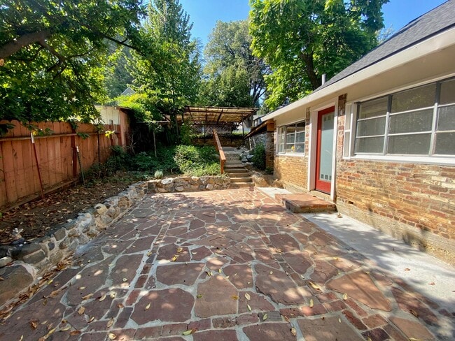 Building Photo - 414 S Pine St