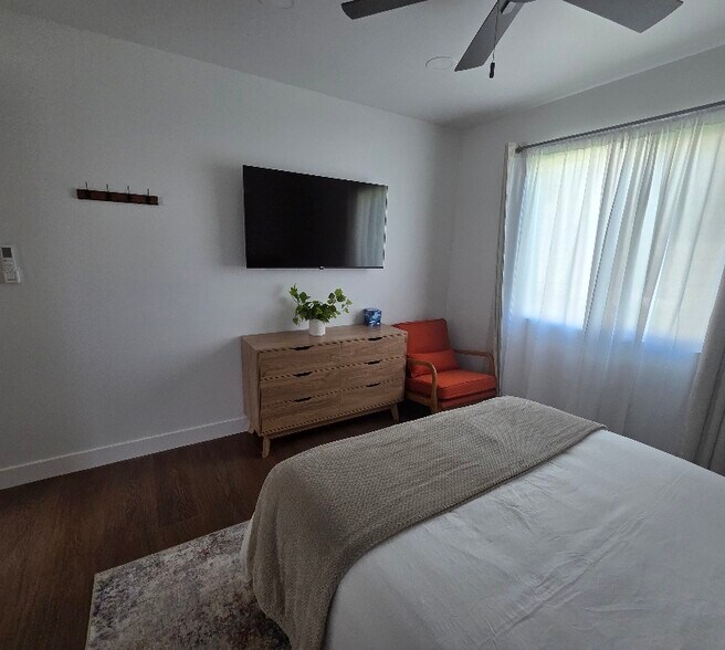 Building Photo - 6611 Winnetka Ave