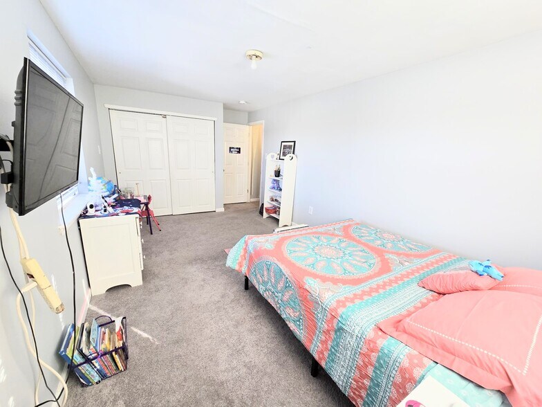 Large bedrooms - 930 Green St