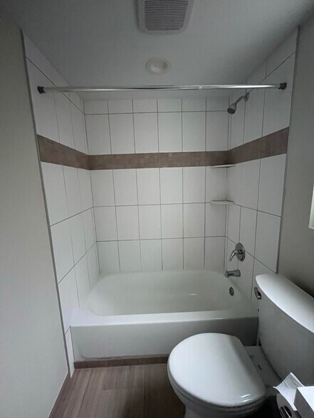 Building Photo - 517 B St