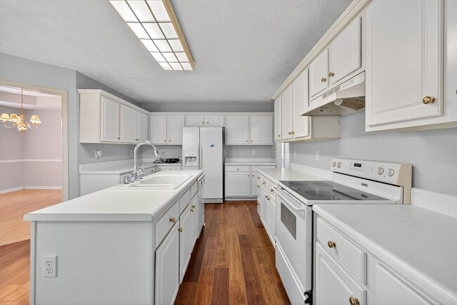 Building Photo - 249 Russell Rd