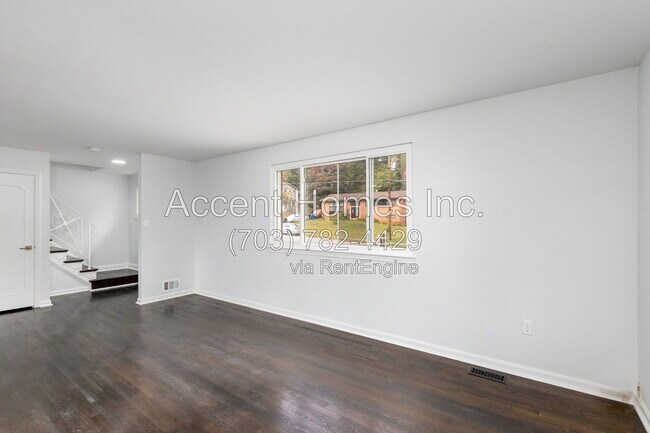 Building Photo - 8613 Kenilworth Dr