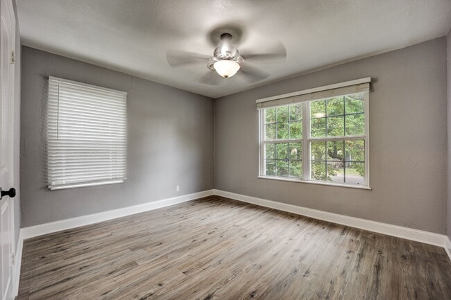 Building Photo - Freshly Updated 3 Bedroom House