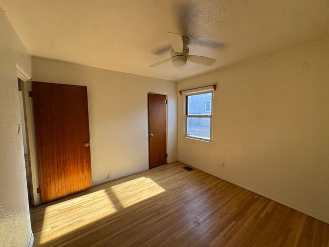 Building Photo - University Home, Great Layout!