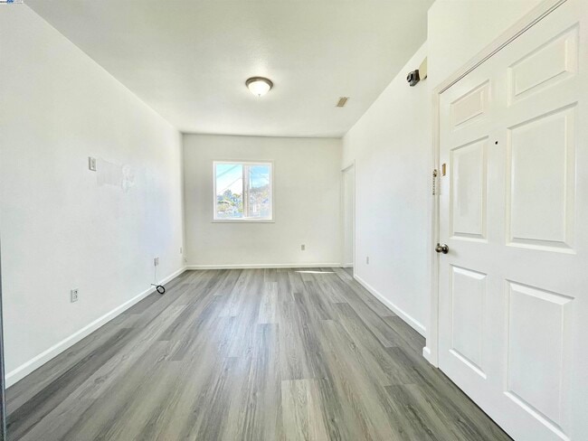 Building Photo - 521 Gates St