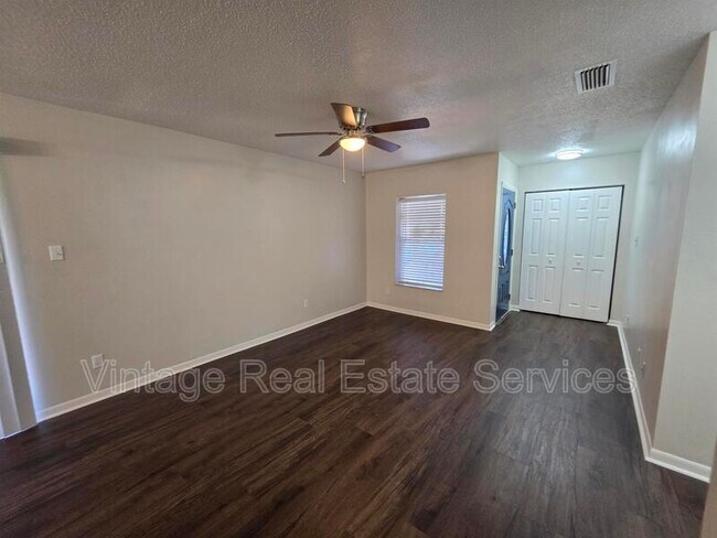 Building Photo - 851 Creekway Ct