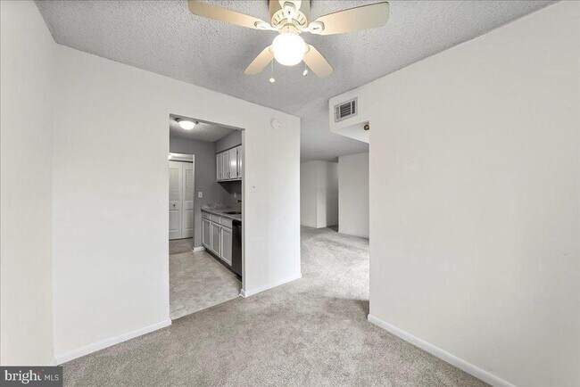 Building Photo - 3207 Valley Dr