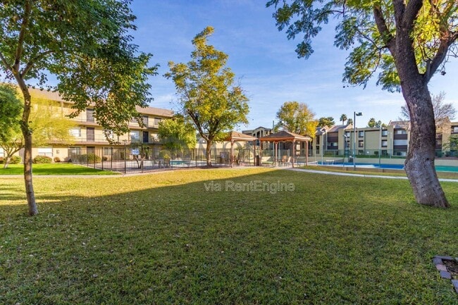 Building Photo - 461 W Holmes Ave