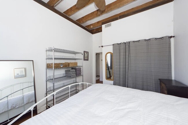 Building Photo - 350 King St