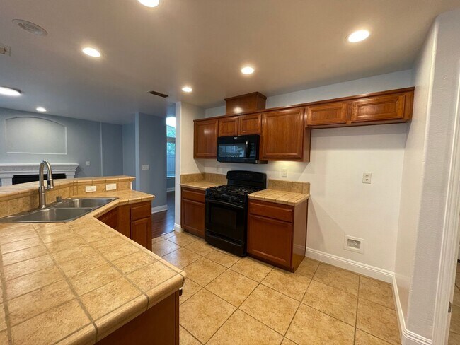 Building Photo - Freshly Updated & Move-In Ready