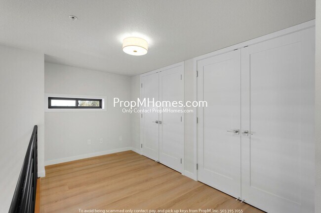 Building Photo - Updated Two Level Condo in the Heart of Do...