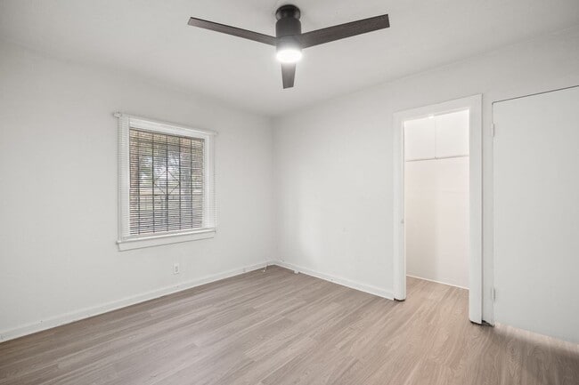 Building Photo - Historic Hyde Park Gem: Fully Renovated 2-...