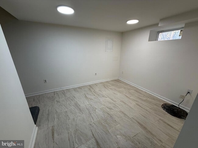 Building Photo - 374 Chaplin St SE