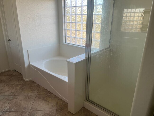 Building Photo - Welcome to this beautifully maintained home in one of Gilbert’s most sought-after communities.