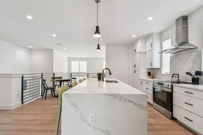 Building Photo - A charming coastal townhouse, just minutes from downtown St. Pete!