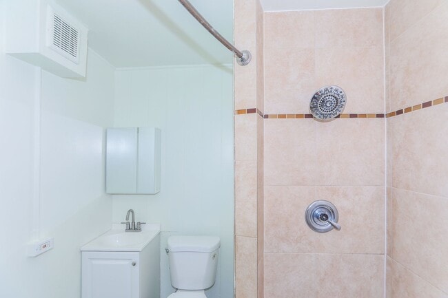 Building Photo - Renovated, upstairs, 2 bedroom 1 bath with...