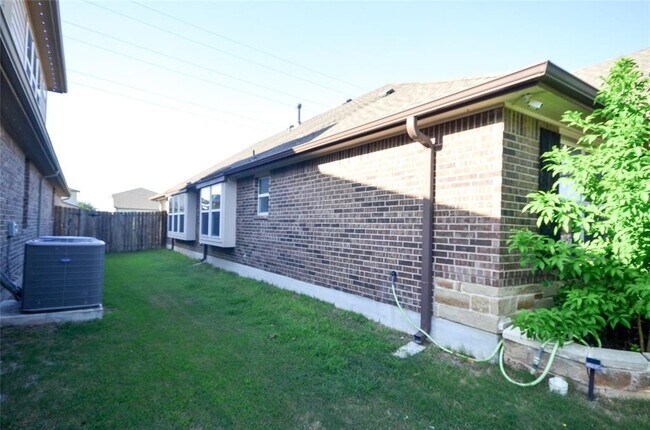 Building Photo - 5632 Sabbia Dr