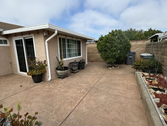 Building Photo - Remodeled Single Family Home in North Oxnard!