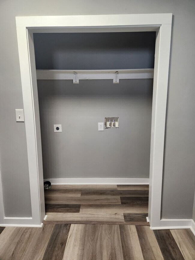 Building Photo - Renovated 3bed 2bath