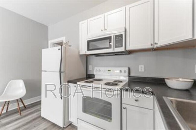 Building Photo - 2831 N Kenwood Ave