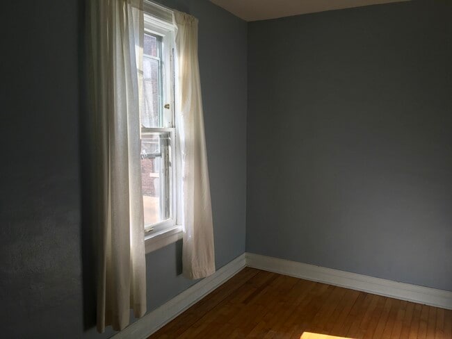 Bedroom #1 (downstairs) - 910 E Meinecke Ave