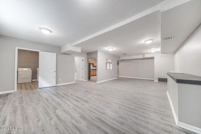 Building Photo - 1112 E Oak St