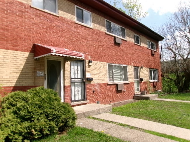 Building Photo - 2025 E 171st St