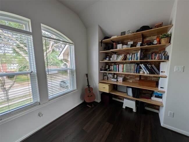 Building Photo - 5902 Mettler Ln