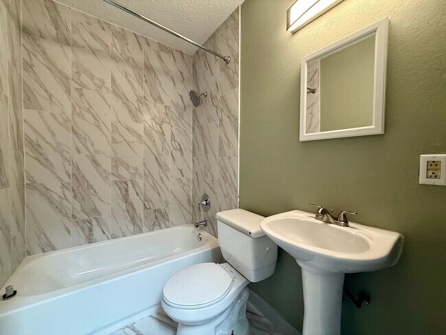 Building Photo - Artist's Reteat in Cherrywood!