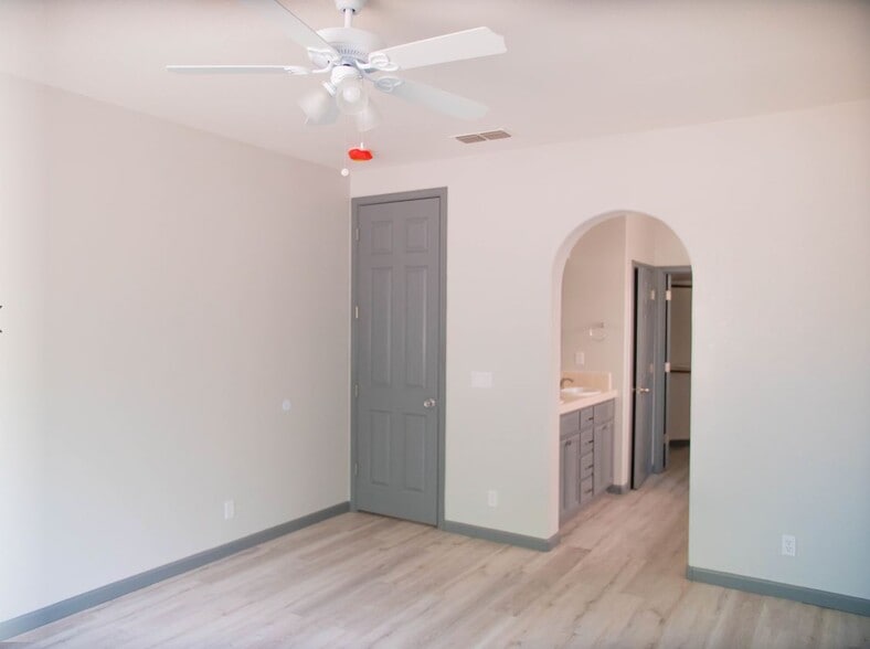 Building Photo - 633 Chandon Dr