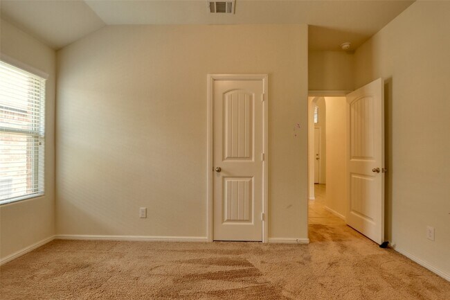 Building Photo - 744 Walls Blvd