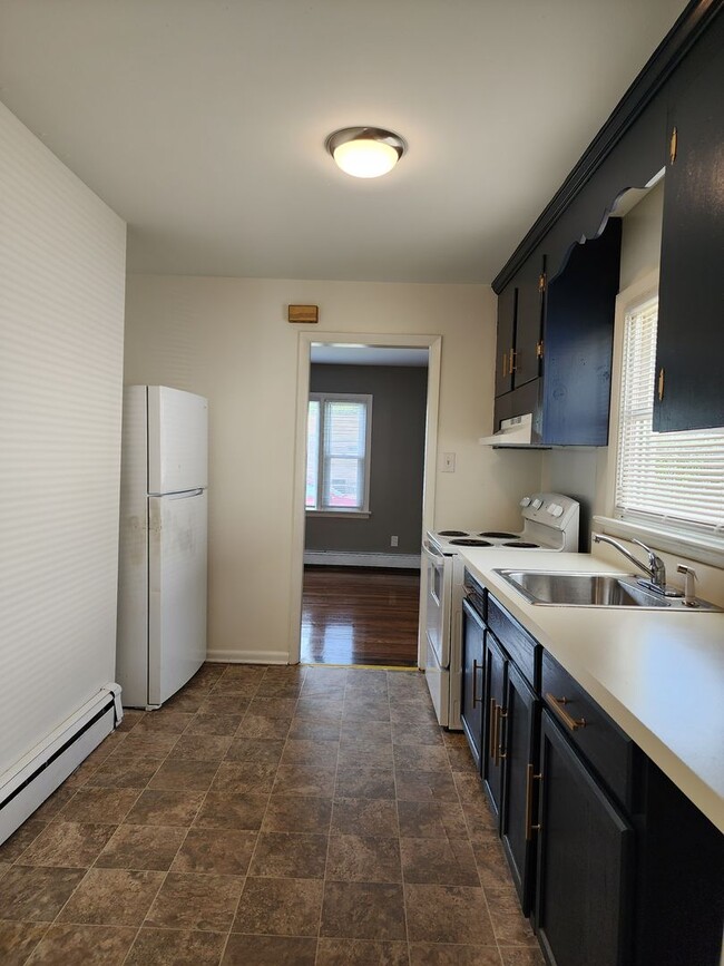 Building Photo - 3 Bedroom 1 Bath Rancher in Henrico!
