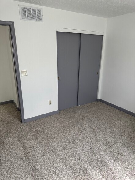 Building Photo - 475 Broadview Ct