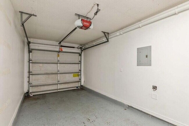 Building Photo - Exquisitely Renovated End Unit Townhome Ju...