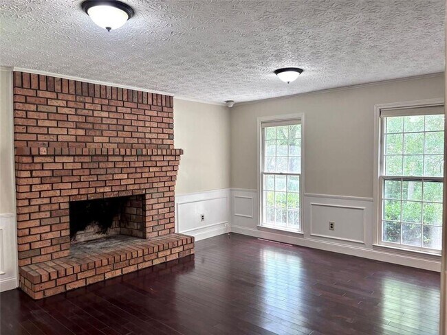 Building Photo - 2408 Crooked Tree Ct NE