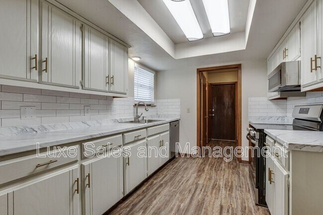 Building Photo - 1705 N Gleason Ave