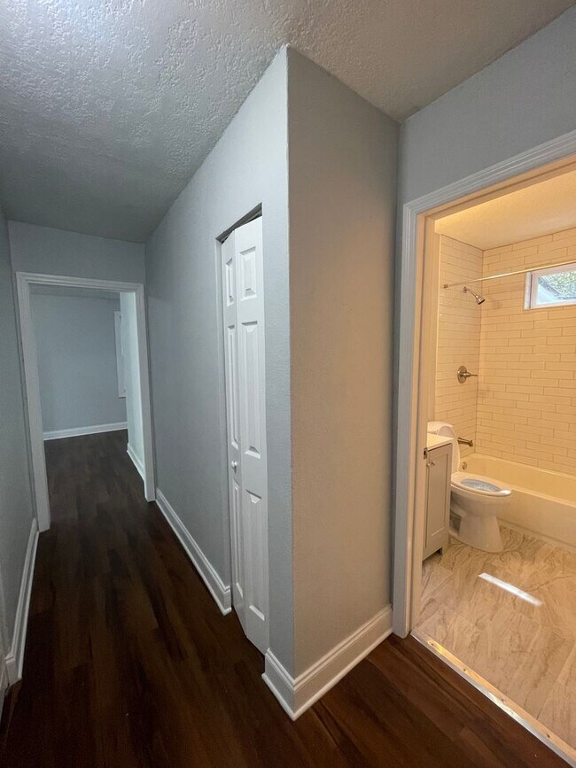 Building Photo - 4/2 Single Family Home : Available Now!