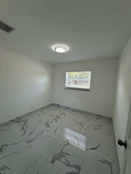 Building Photo - 5962 NW 19th St